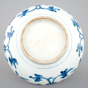 Un brûle parfum en porcelaine de Chine bleu et blanc, fin de la Dynastie Ming — photo 7