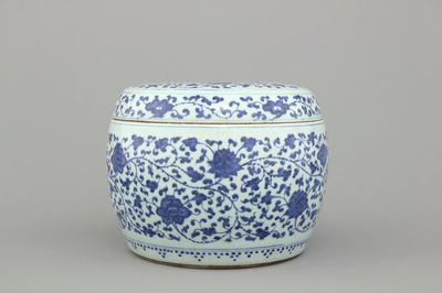 A Chinese porcelain blue and white cylindrical box and cover with lotus scrolls, 19/20th C.