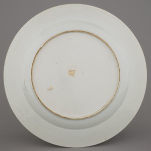 A Chinese porcelain blue and white dish with ladies in a garden, Qianlong, 18th C. — 照片 5