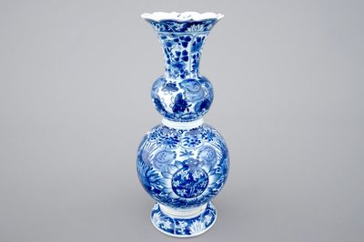 Un vase double gourde en porcelaine de Chine, décor aux papillons, Kangxi, ca. 1700