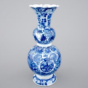 A Chinese porcelain blue and white double gourd vase with butterflies, Kangxi, ca. 1700 — photo 1
