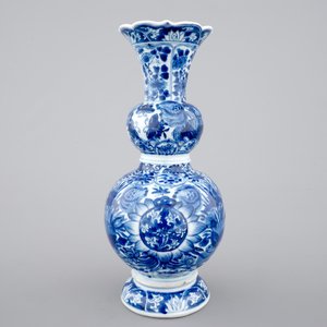 A Chinese porcelain blue and white double gourd vase with butterflies, Kangxi, ca. 1700 — photo 2