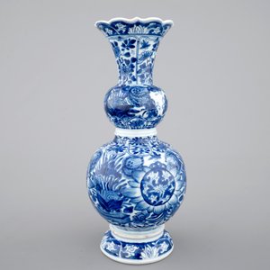 A Chinese porcelain blue and white double gourd vase with butterflies, Kangxi, ca. 1700 — photo 3