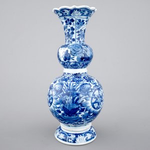 A Chinese porcelain blue and white double gourd vase with butterflies, Kangxi, ca. 1700 — photo 4