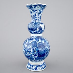 A Chinese porcelain blue and white double gourd vase with butterflies, Kangxi, ca. 1700 — photo 5