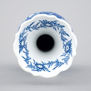 A Chinese porcelain blue and white double gourd vase with butterflies, Kangxi, ca. 1700 — photo 6