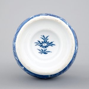A Chinese porcelain blue and white double gourd vase with butterflies, Kangxi, ca. 1700 — photo 7