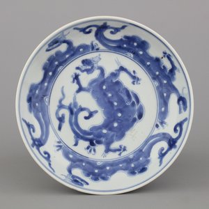 A Chinese porcelain blue and white dragon plate, 18th C. — photo 1