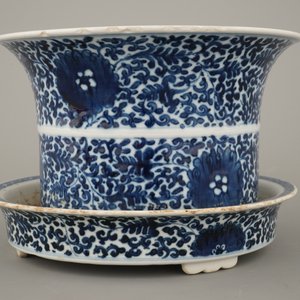 A Chinese porcelain blue and white jardiniere on stand, Qing dynasty — 照片 3