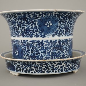 A Chinese porcelain blue and white jardiniere on stand, Qing dynasty — 照片 4