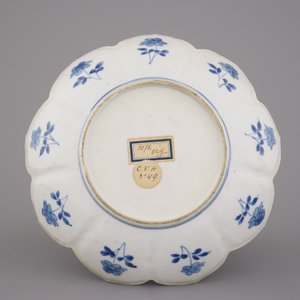 A Chinese porcelain blue and white lotus-shaped plate, Kangxi, ca. 1700 — photo 2