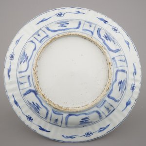 A Chinese porcelain blue and white Ming dynasty Wan-Li klapmuts bowl, 16th C. — 照片 2