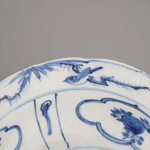 A Chinese porcelain blue and white Ming dynasty Wan-Li klapmuts bowl, 16th C. — 照片 3