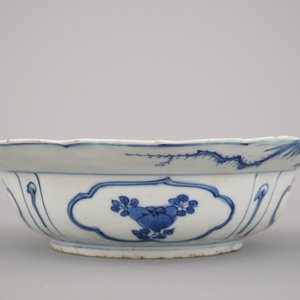 A Chinese porcelain blue and white Ming dynasty Wan-Li klapmuts bowl, 16th C. — 照片 4