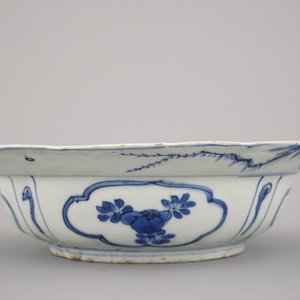 A Chinese porcelain blue and white Ming dynasty Wan-Li klapmuts bowl, 16th C. — 照片 8