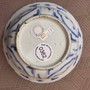 A Chinese porcelain blue and white Ming dynasty Wan-Li klapmuts bowl — 照片 3