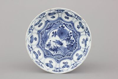 A Chinese porcelain blue and white Ming dynasty Wan-Li plate with a cricket 16th C.