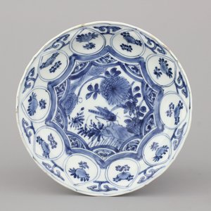 A Chinese porcelain blue and white Ming dynasty Wan-Li plate with a cricket 16th C. — 照片 1