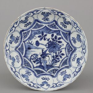 A Chinese porcelain blue and white Ming dynasty Wan-Li plate with a grasshopper, 16th C. — 照片 1