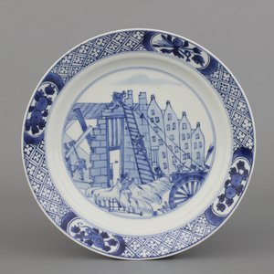 A Chinese porcelain blue and white plate with a "Rotterdam Riot" decor, Kangxi — photo 1