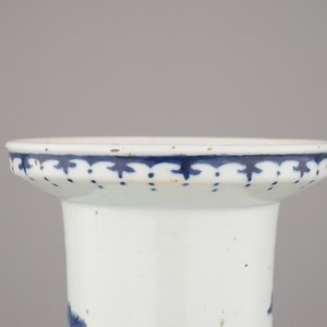 A Chinese porcelain blue and white rouleau vase with landscape painting, 19th C. — photo 9