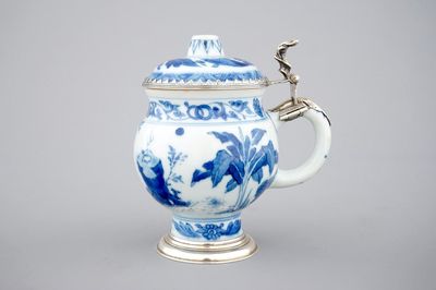 Un pot à moutarde en porcelaine de Chine bleu et blanc, monture en argent, époque Transition