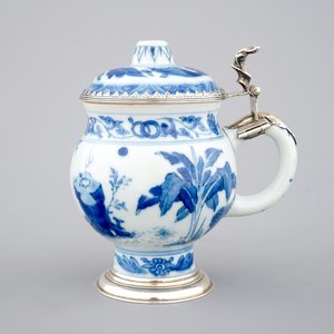 Un pot à moutarde en porcelaine de Chine bleu et blanc, monture en argent, époque Transition — photo 1