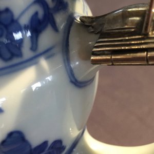 Un pot à moutarde en porcelaine de Chine bleu et blanc, monture en argent, époque Transition — photo 11