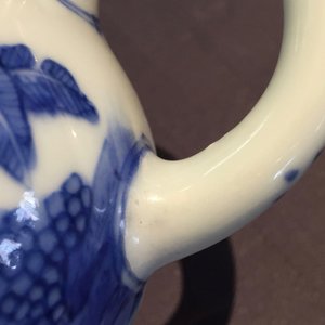 Un pot à moutarde en porcelaine de Chine bleu et blanc, monture en argent, époque Transition — photo 12