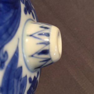 Un pot à moutarde en porcelaine de Chine bleu et blanc, monture en argent, époque Transition — photo 13