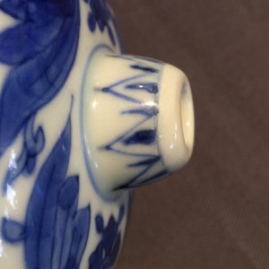 Un pot à moutarde en porcelaine de Chine bleu et blanc, monture en argent, époque Transition — photo 14