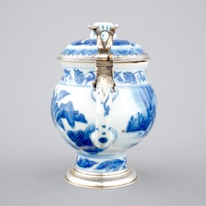 Un pot à moutarde en porcelaine de Chine bleu et blanc, monture en argent, époque Transition — photo 2