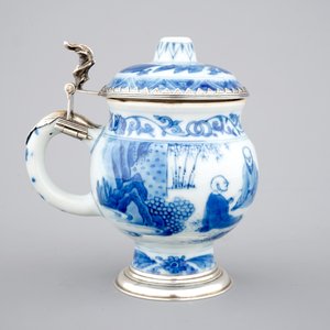 Un pot à moutarde en porcelaine de Chine bleu et blanc, monture en argent, époque Transition — photo 3
