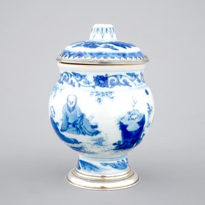 Un pot à moutarde en porcelaine de Chine bleu et blanc, monture en argent, époque Transition — photo 4