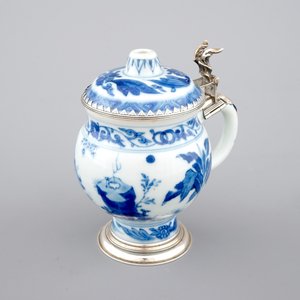 Un pot à moutarde en porcelaine de Chine bleu et blanc, monture en argent, époque Transition — photo 5