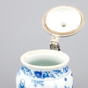 Un pot à moutarde en porcelaine de Chine bleu et blanc, monture en argent, époque Transition — photo 6