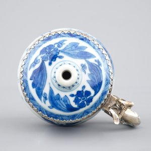 Un pot à moutarde en porcelaine de Chine bleu et blanc, monture en argent, époque Transition — photo 7