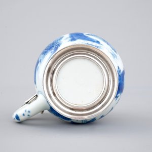 Un pot à moutarde en porcelaine de Chine bleu et blanc, monture en argent, époque Transition — photo 8