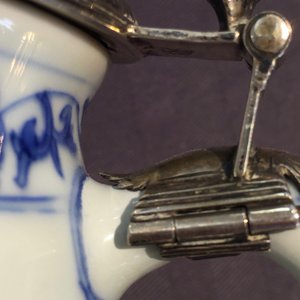Un pot à moutarde en porcelaine de Chine bleu et blanc, monture en argent, époque Transition — photo 9