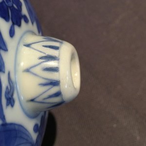Un pot à moutarde en porcelaine de Chine bleu et blanc, monture en argent, époque Transition — photo 10