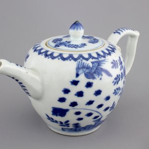 A Chinese porcelain blue and white teapot and cover, Kangxi — photo 1