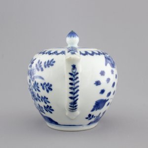 A Chinese porcelain blue and white teapot and cover, Kangxi — photo 2