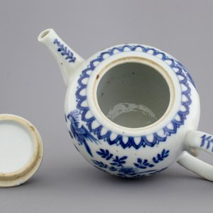 A Chinese porcelain blue and white teapot and cover, Kangxi — photo 3