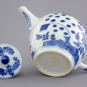 A Chinese porcelain blue and white teapot and cover, Kangxi — photo 4