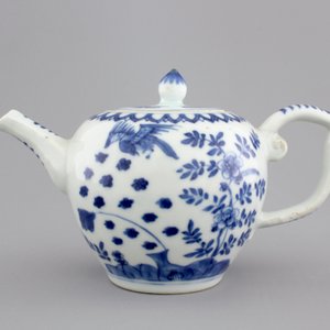 A Chinese porcelain blue and white teapot and cover, Kangxi — photo 5