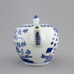 A Chinese porcelain blue and white teapot and cover, Kangxi — photo 6