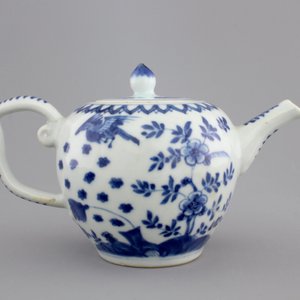 A Chinese porcelain blue and white teapot and cover, Kangxi — photo 7