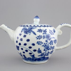 A Chinese porcelain blue and white teapot and cover, Kangxi — photo 8
