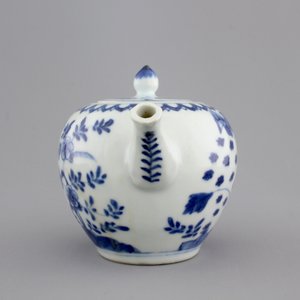 A Chinese porcelain blue and white teapot and cover, Kangxi — photo 9
