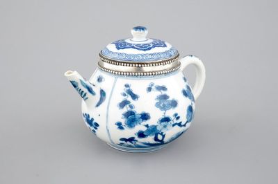 Une théière en porcelaine de Chine avec une monture en argent, époque Kangxi, ca. 1700